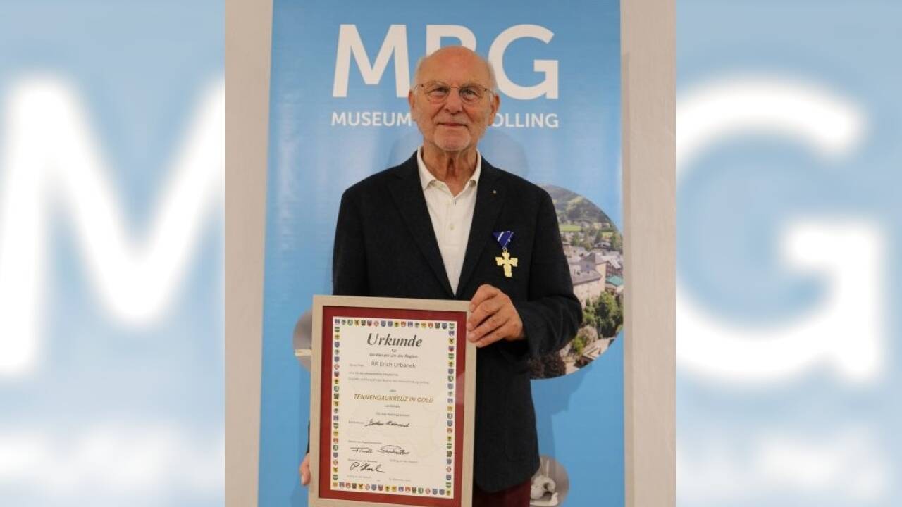 Übergabe des Tennengau Kreuzes in Gold an Erich Urbanek Übergabe des Tennengau Kreuzes in Gold an Erich Urbanek