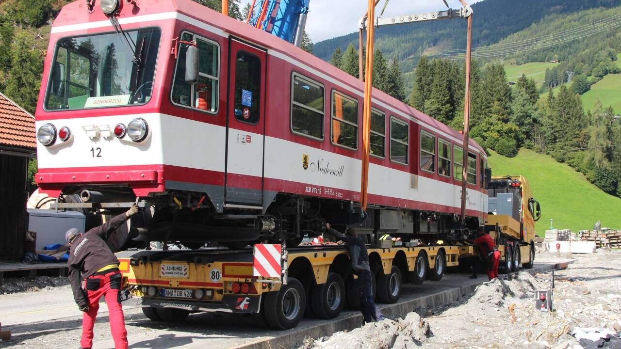 Einer der drei von der Mure beschädigten Wagen bei der Verladung auf den Speziallaster. 