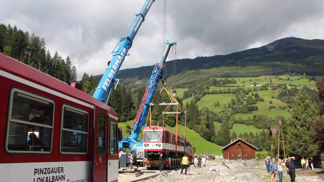 Einer der drei von der Mure beschädigten Wagen bei der Verladung auf den Speziallaster. 