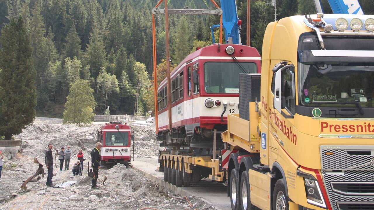 Einer der drei von der Mure beschädigten Wagen bei der Verladung auf den Speziallaster. 