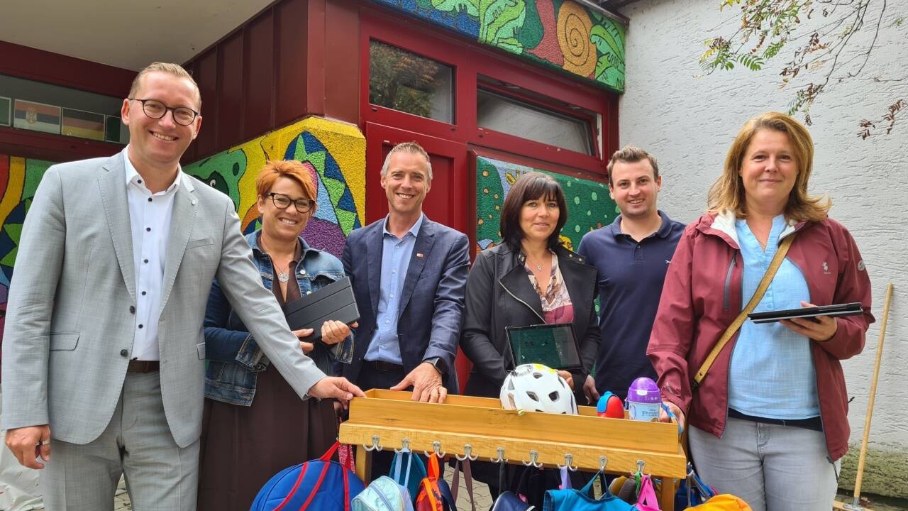 Präsentierten die neue Software samt App: Bgm. Georg Djundja, AK-Präsident Peter Eder und Stefan Juffinger (kufgem IT-Systemhaus) sowie die drei Kindergartenleiterinnen Elke Schulhofer, Gabriele Bruckmoser und Veronika Aichinger.  