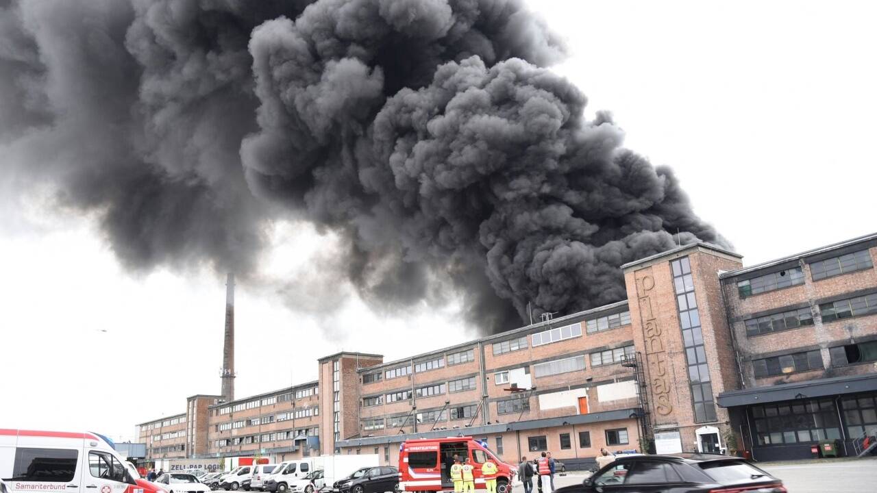 Die Löschtrupps waren gegen 15.00 Uhr in den Gewerbepark, das ehemalige Semperit-Gelände, im Ortsteil Wienersdorf zu einem offenen Dachbrand alarmiert worden. 