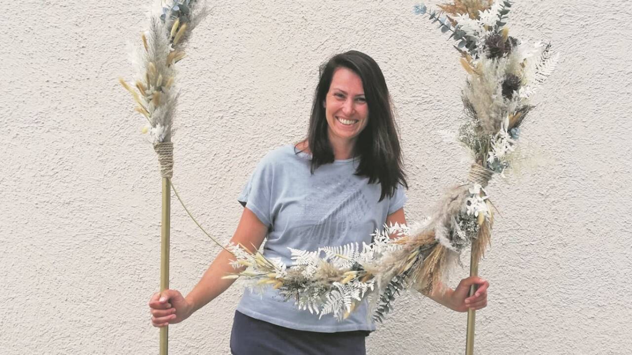 Uli Renoth bindet am Tag der Begegnung Blumenreifen mit Trockenblumen, sogenannte „Floral Hoops“. 