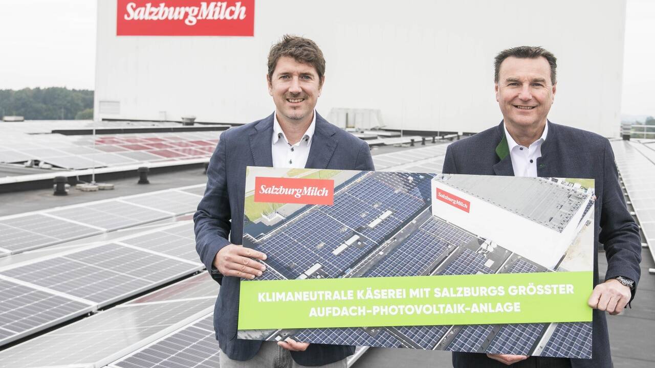 Nachhaltigkeitsmanager Matthias Greisberger und Geschäftsführer Andreas Gasteiger präsentieren die neue PV-Anlage – und sind stolz auf „ihre“ klimaneutrale Käserei.  Nachhaltigkeitsmanager Matthias Greisberger und Geschäftsführer Andreas Gasteiger präsentieren die neue PV-Anlage – und sind stolz auf „ihre“ klimaneutrale Käserei.