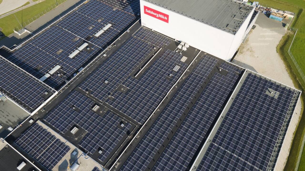 Auf dem Dach wurden mehr als 4200 Photovoltaikmodule installiert.   Auf dem Dach wurden mehr als 4200 Photovoltaikmodule installiert.