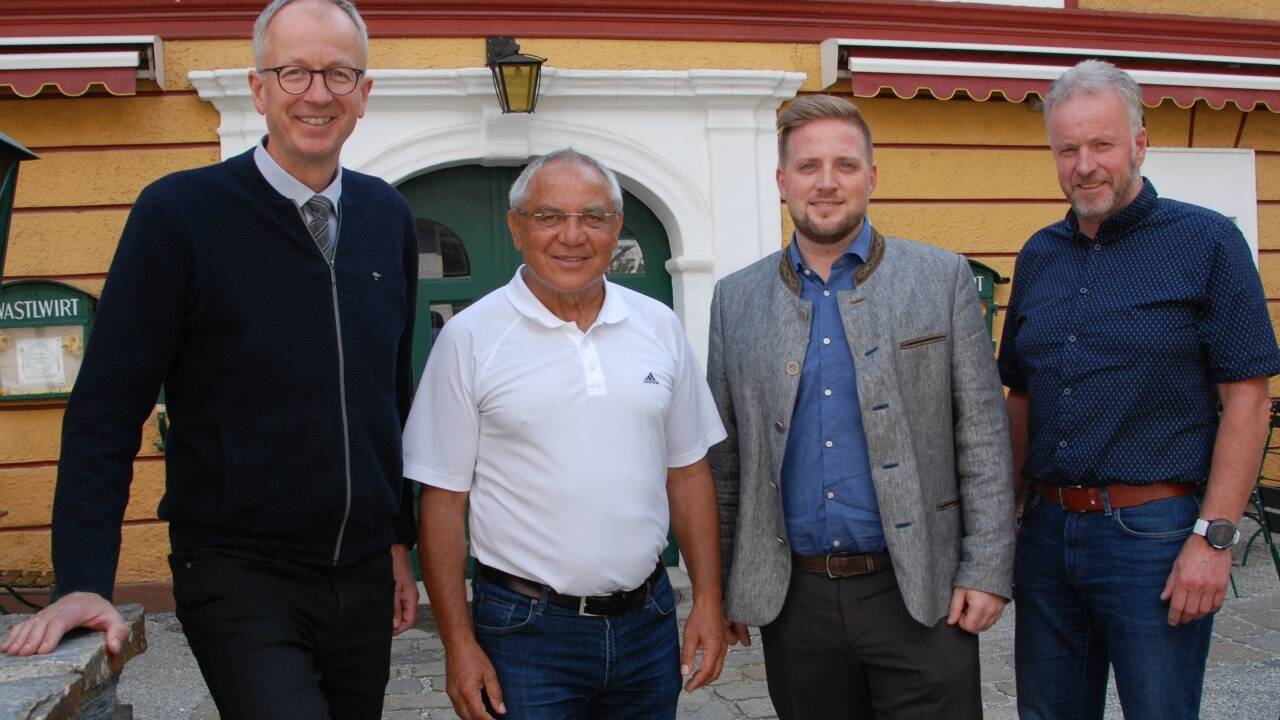 Im Bild von links: Bürgermeister Manfred Sampl, Felix Magath, Sebastian Baier (Wastlwirt) und Amtsleiter Erich Sampl. Im Bild von links: Bürgermeister Manfred Sampl, Felix Magath, Sebastian Baier (Wastlwirt) und Amtsleiter Erich Sampl.