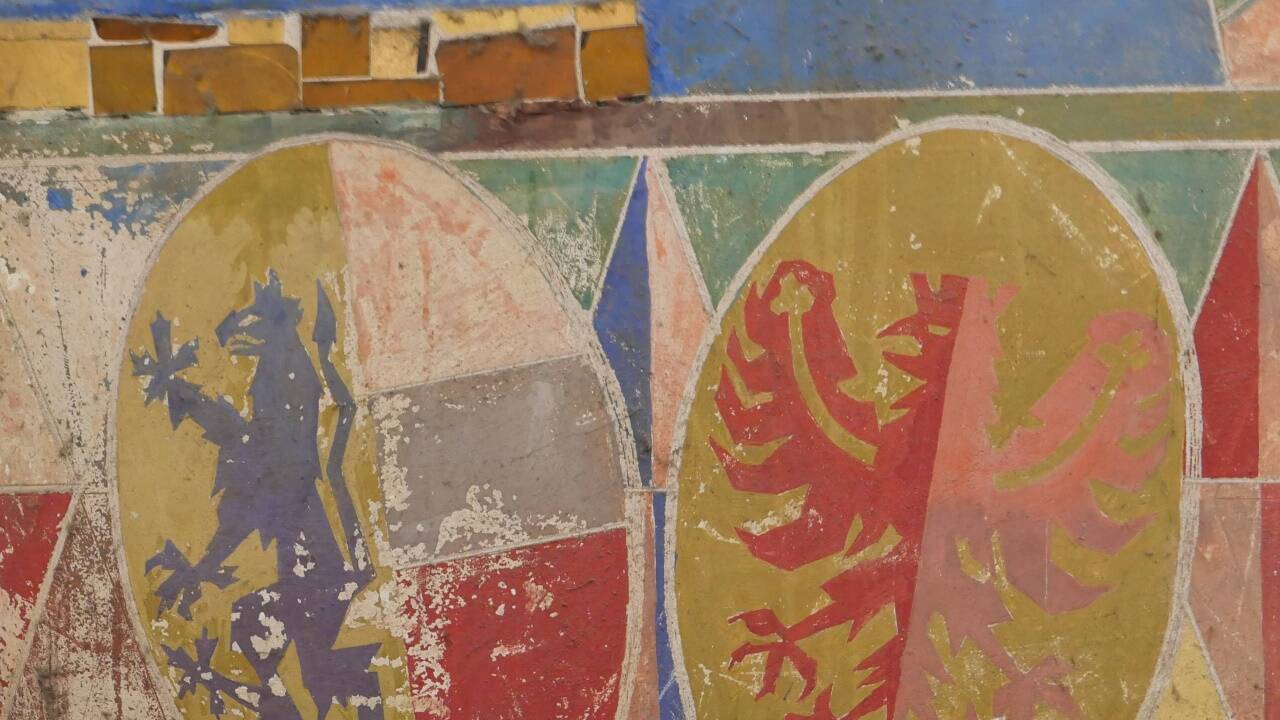 Das Salzburger Wappen (links) im Bild.  
