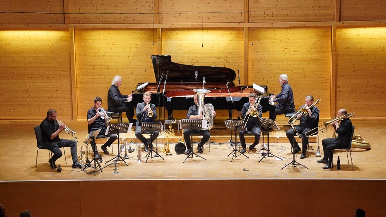 Das Ensemble „Da Blechhaufn“ und die Festival-Gastgeber am Klavier: Eduard und Johannes Kutrowatz. Das Ensemble „Da Blechhaufn“ und die Festival-Gastgeber am Klavier: Eduard und Johannes Kutrowatz.