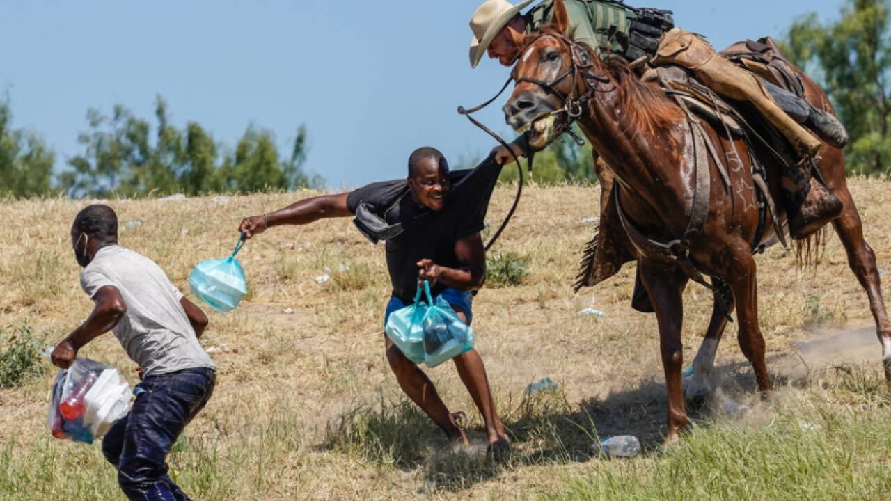 US-Grenzpolizisten fangen Haitianer ein 