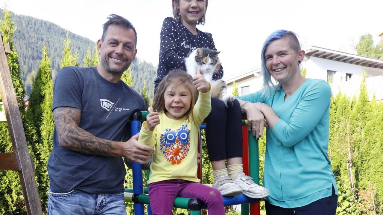 Daumen nach oben – Sarah mit ihrer Familie: Heinz Rettenegger, Schwester Marie Kristin, Mutter Nina und Katze Julia. Daumen nach oben – Sarah mit ihrer Familie: Heinz Rettenegger, Schwester Marie Kristin, Mutter Nina und Katze Julia.
