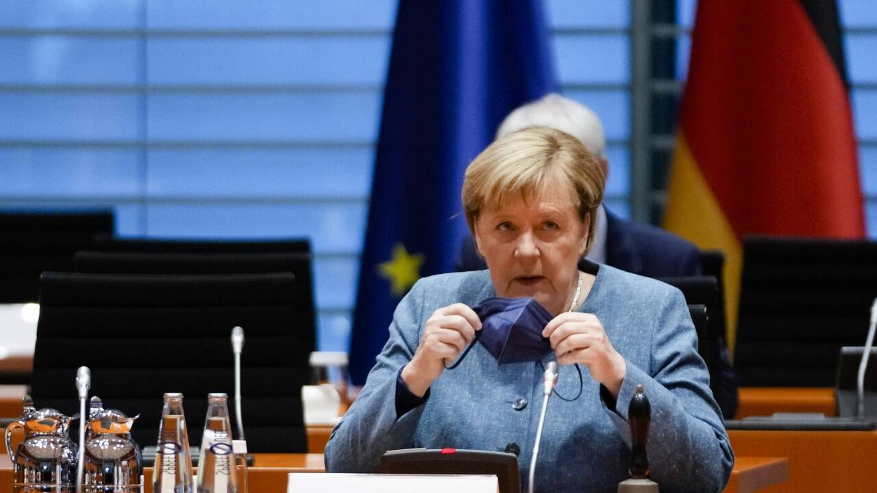 Angela Merkel ist seit 2005 deutsche Kanzlerin.  Angela Merkel ist seit 2005 deutsche Kanzlerin.