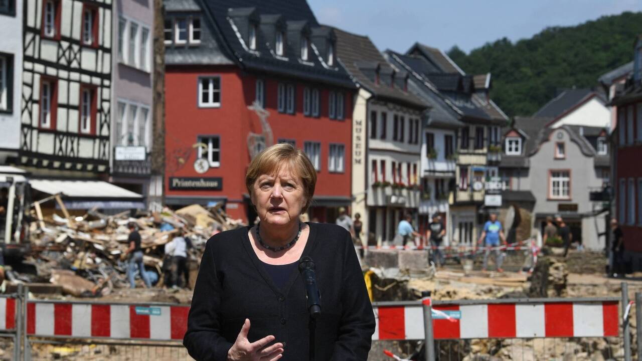 Trümmerfrau am 20. Juli 2021: Angela Merkel spricht in dem vom Hochwasser verwüsteten Bad Münstereifel zu den Menschen. 