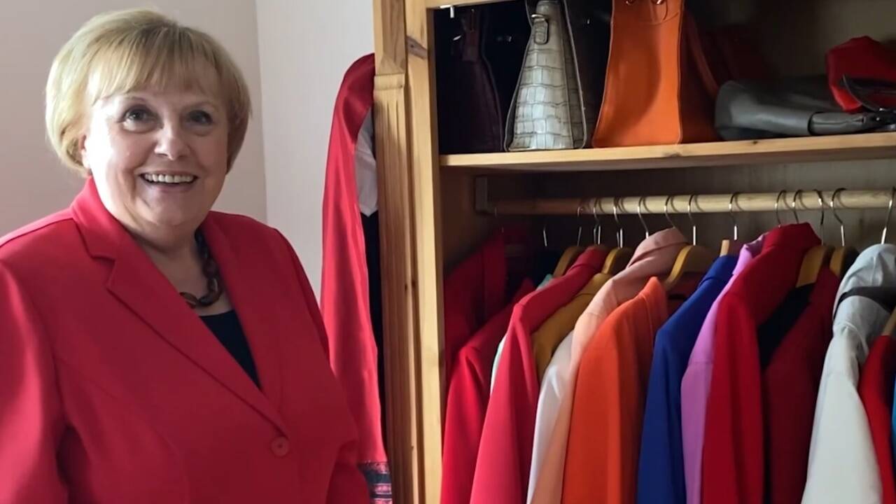 Ursula Wanecki vor ihrer Arbeitsgarderobe.  