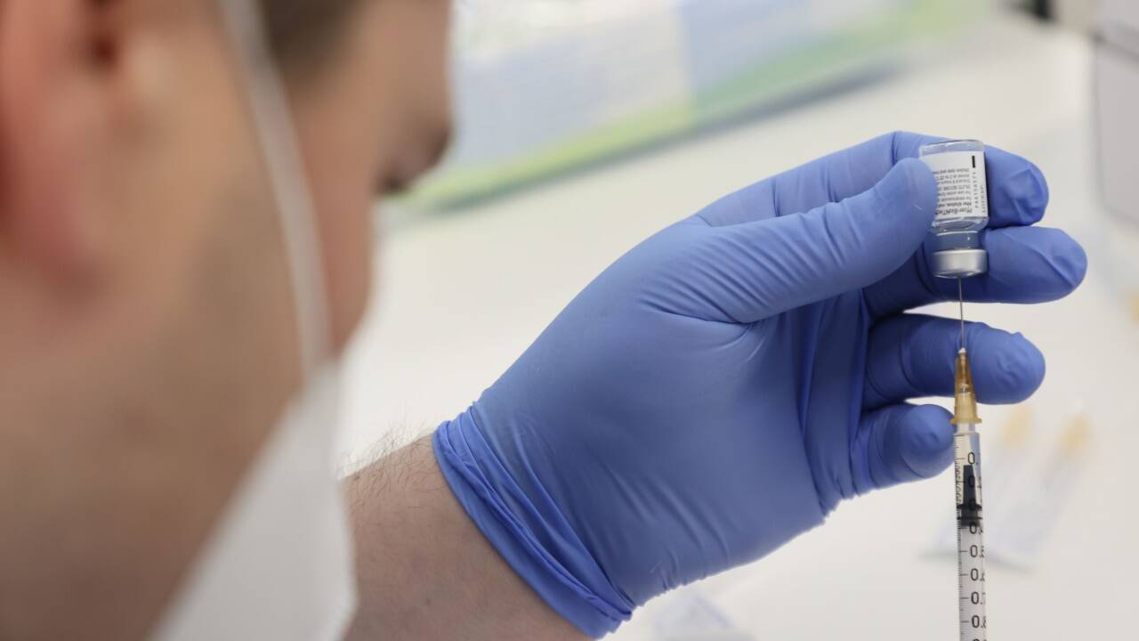 Salzburg hat im September in besonders gefährdeten Personengruppen mit der dritten Impfung begonnen. Salzburg hat im September in besonders gefährdeten Personengruppen mit der dritten Impfung begonnen.