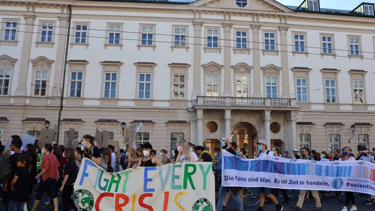 Der Demonstrationszug ging diesmal auch am Schloss Mirabell vorbei. Der Demonstrationszug ging diesmal auch am Schloss Mirabell vorbei.