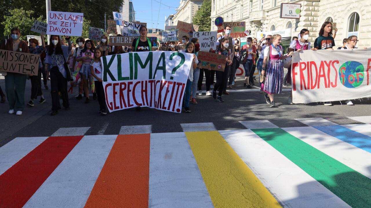 Mindestens 1500 Menschen demonstrierten in Salzburg am Freitag für mehr Maßnahmen gegen den Klimawandel. Mindestens 1500 Menschen demonstrierten in Salzburg am Freitag für mehr Maßnahmen gegen den Klimawandel.
