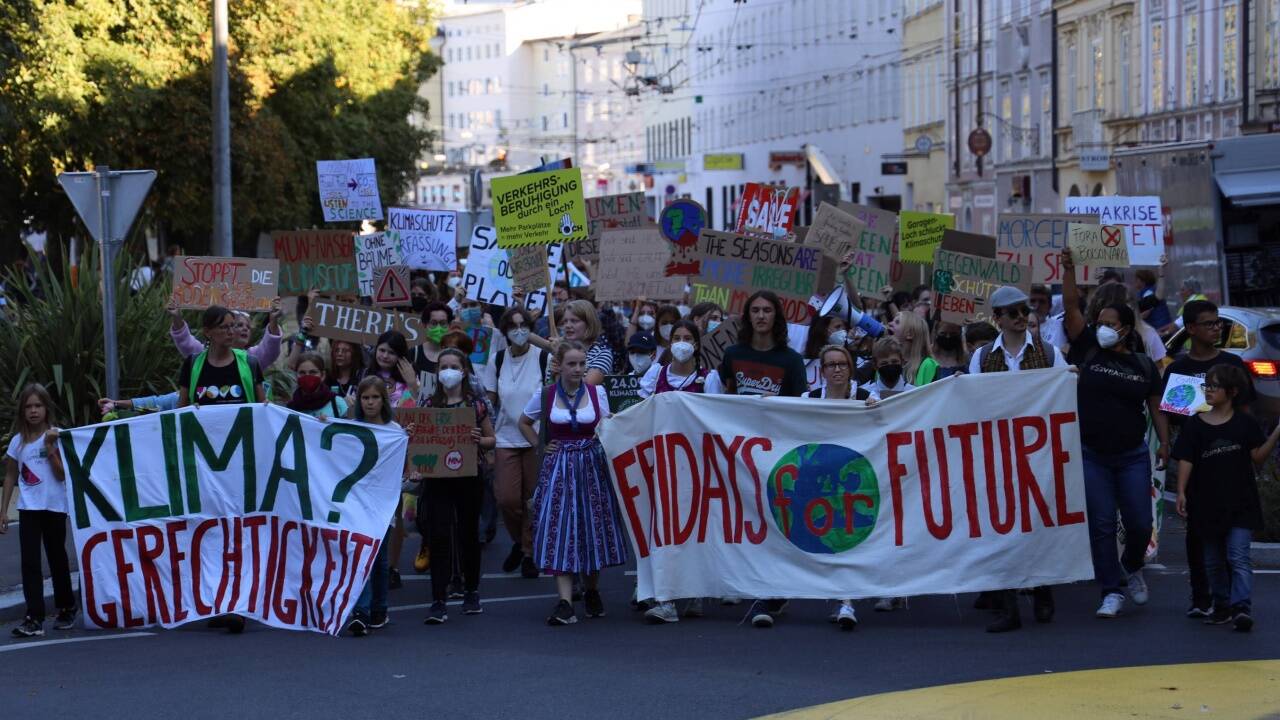 Auch den neuen, viel diskutierten Kreisverkehr passierten die Demonstranten. Auch den neuen, viel diskutierten Kreisverkehr passierten die Demonstranten.