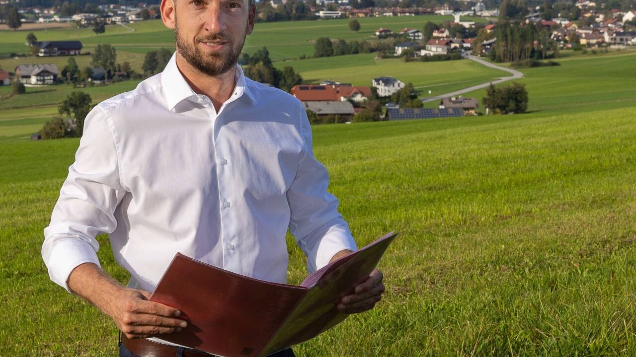 Vizebürgermeister David Egger (SPÖ) wünscht sich ein Hotel an der B1. Für die entsprechende Wiese ist aber noch eine Umwidmung nötig.  