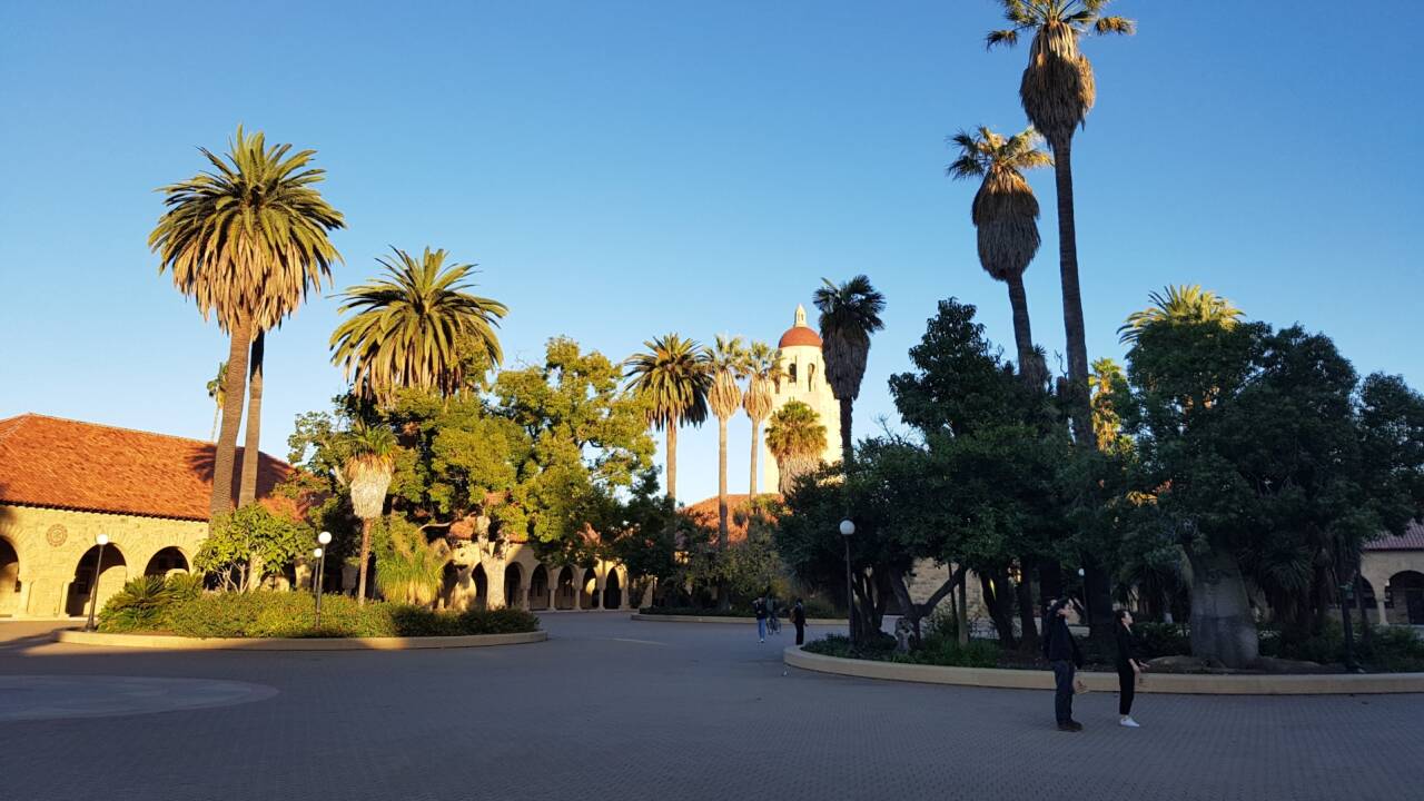 Die Sandsteinbauten mit roten Dächern sind typisch für Stanford. 