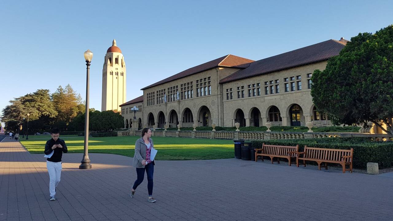 Die Sandsteinbauten mit roten Dächern sind typisch für Stanford. 