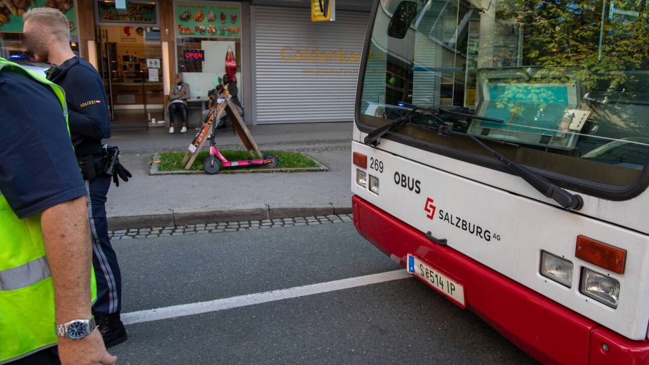 E-Scooter gegen Obus - die Unfallstelle in der Rainerstraße.  E-Scooter gegen Obus - die Unfallstelle in der Rainerstraße.