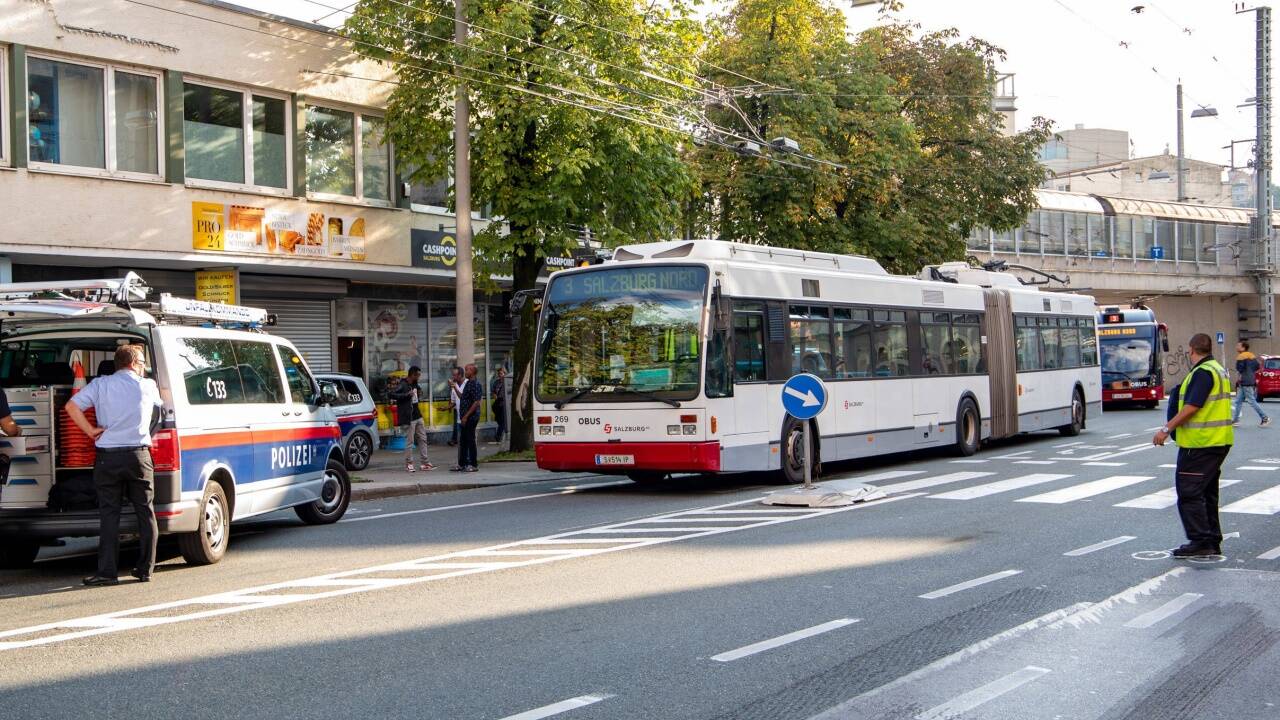 E-Scooter gegen Obus - die Unfallstelle in der Rainerstraße.  E-Scooter gegen Obus - die Unfallstelle in der Rainerstraße.