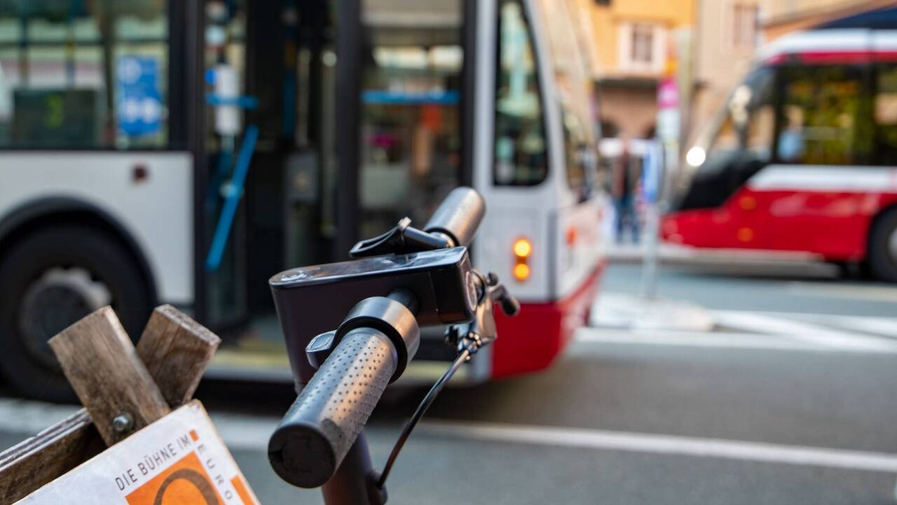E-Scooter gegen Obus - die Unfallstelle in der Rainerstraße.  E-Scooter gegen Obus - die Unfallstelle in der Rainerstraße.