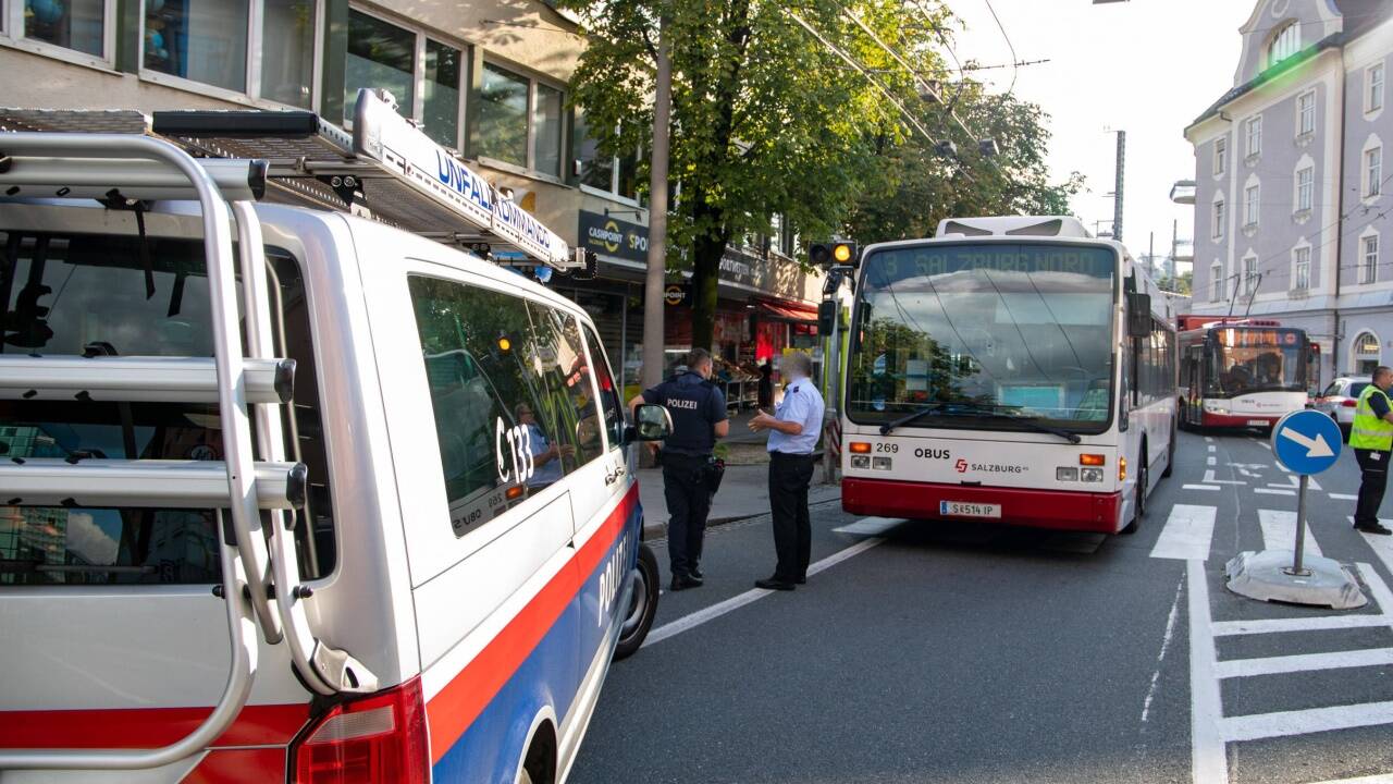 E-Scooter gegen Obus - die Unfallstelle in der Rainerstraße.  E-Scooter gegen Obus - die Unfallstelle in der Rainerstraße.