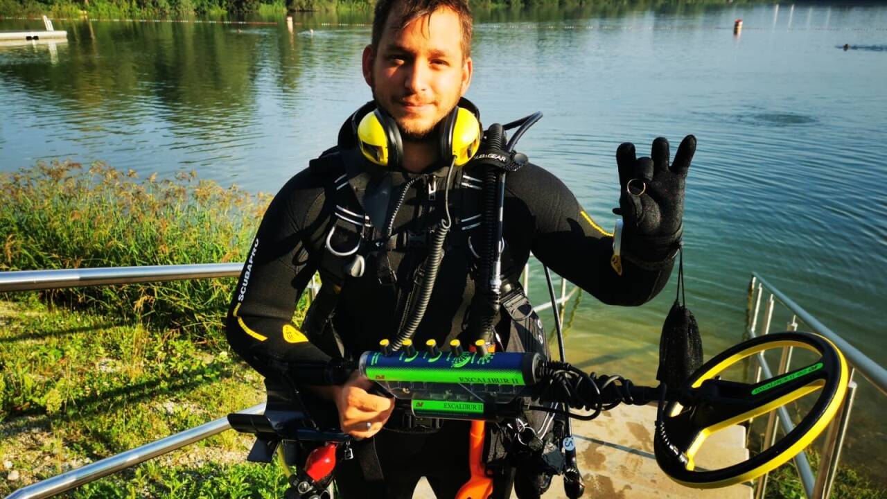 Philipp Palenik taucht ehrenamtlich nach verlorenen „Schätzen“. Hier holte er kürzlich in Pocking in Bayern einen Ring aus einem Gewässer. Philipp Palenik taucht ehrenamtlich nach verlorenen „Schätzen“. Hier holte er kürzlich in Pocking in Bayern einen Ring aus einem Gewässer.