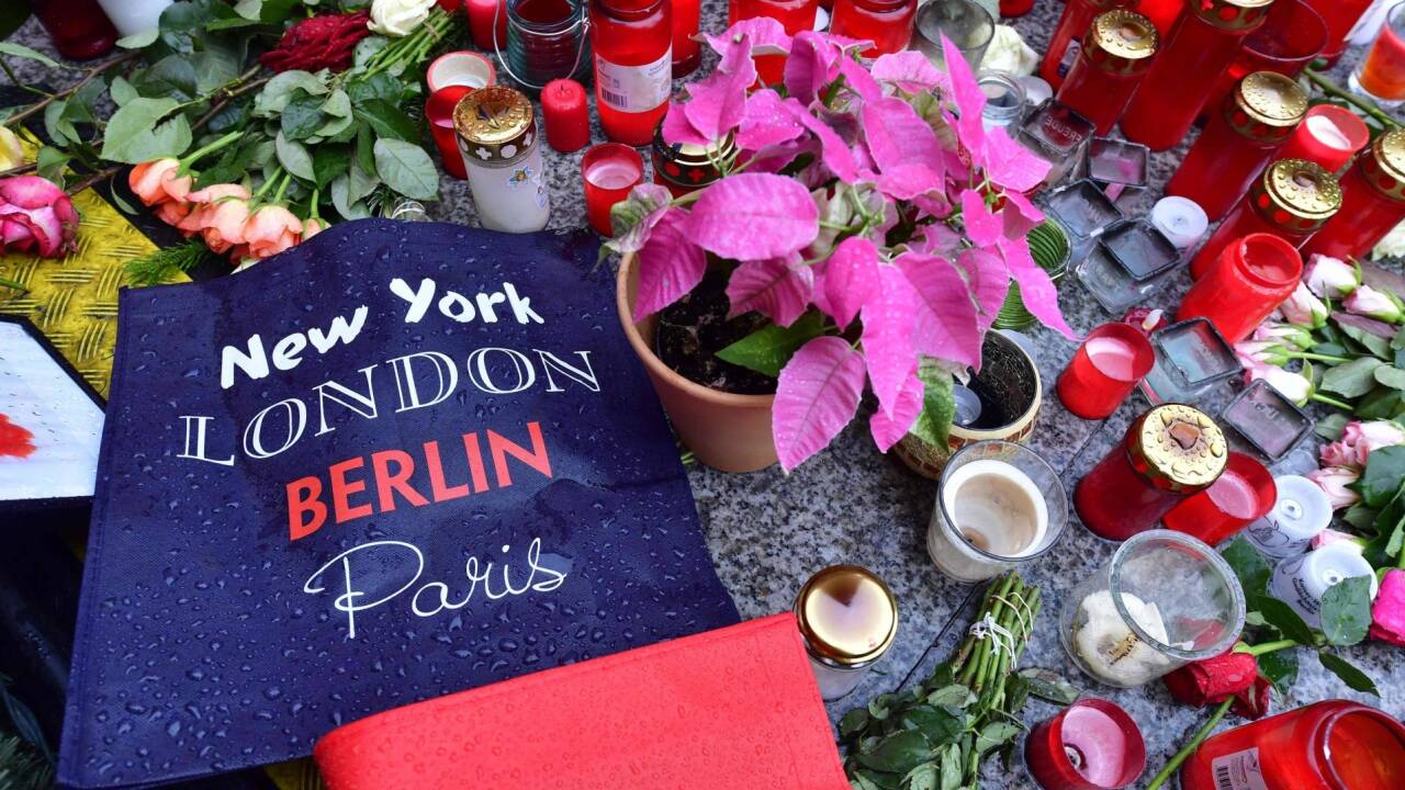 Trauernde haben Blumen und Kerzen nahe der Kaiser-Wilhelm-Gedächtniskirche in Berlin niedergelegt – in Gedanken sind die Menschen bei Terroropfern weltweit. 