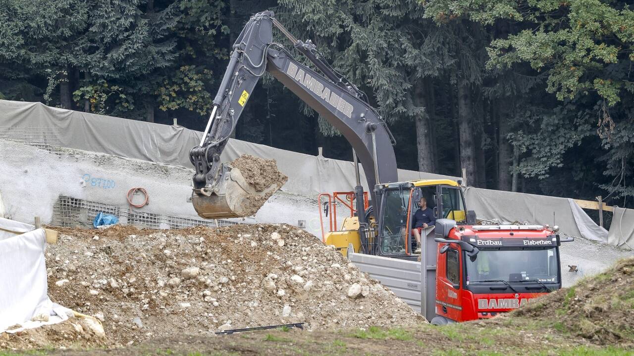 Der Bauplatz im Elsbethener Ortsteil Oberwinkl sorgt für Gesprächsstoff. 