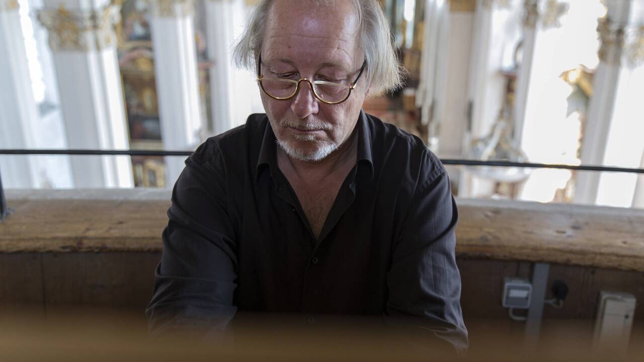 Peter Kees spielt an der Orgel. 