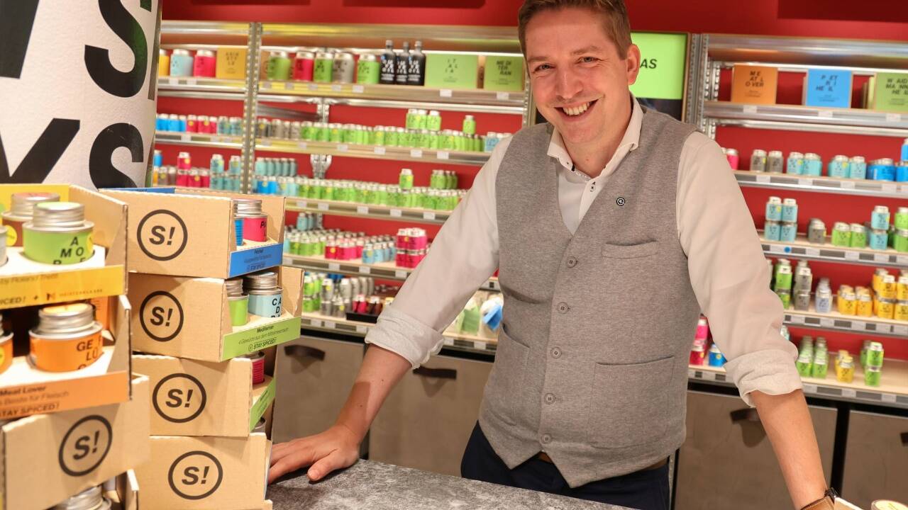 Lukas Walchhofer im neuen Shop im Europark. Der Tisch besteht aus Rauriser Naturstein.   Lukas Walchhofer im neuen Shop im Europark. Der Tisch besteht aus Rauriser Naturstein.