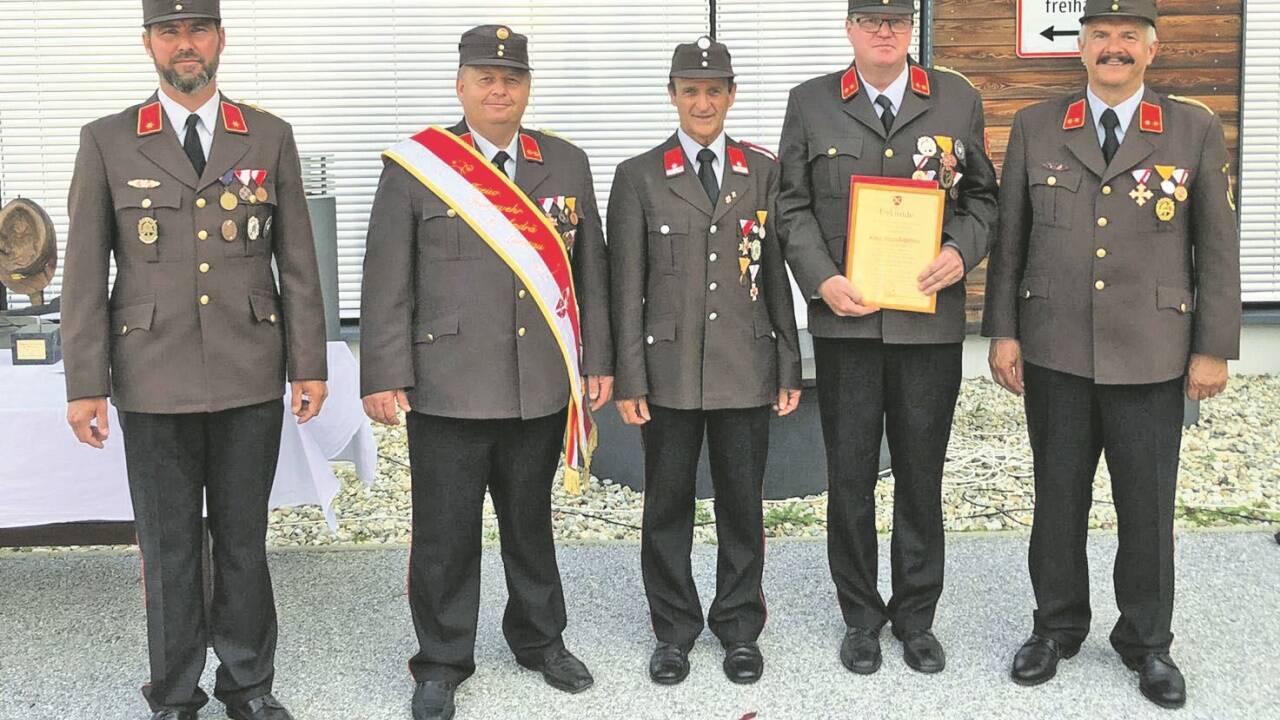 Im Bild von links: OFK-Stellvertreter Bernhard Winkler, OFK Michael Pichler, Bgm. Heinrich Perner, OFK a.D. Karl Brandstätter und Ehrenkommandant sowie Vizebgm. Josef Sagmeister.  
