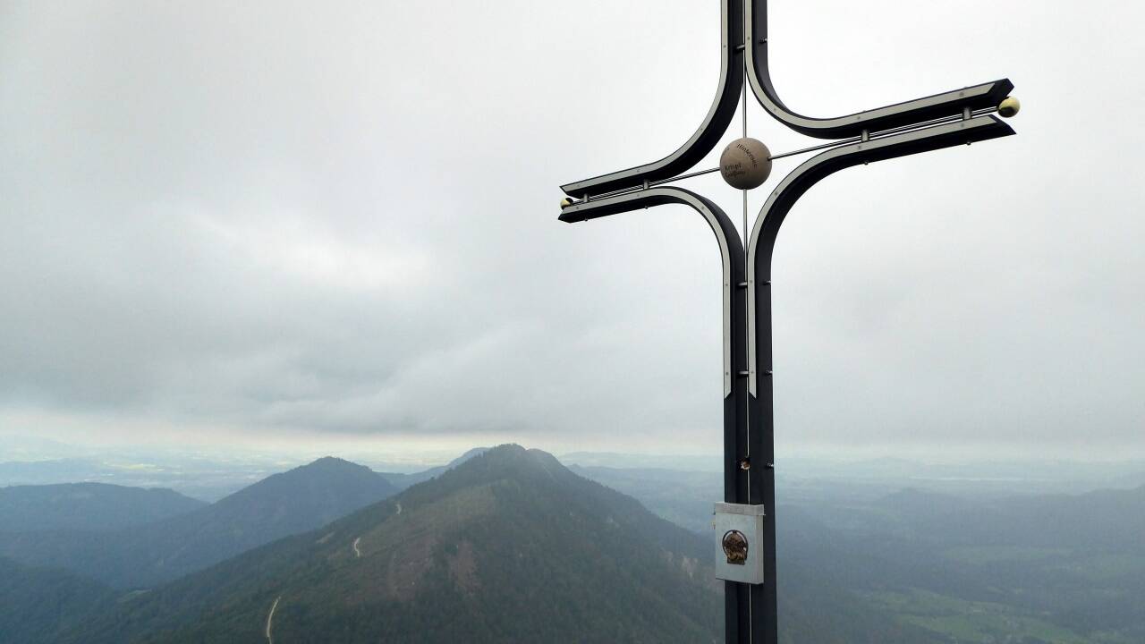 Die morgendliche Wolkendecke über dem neuen Wieserhörndl-Kreuz wird bald aufreißen.  