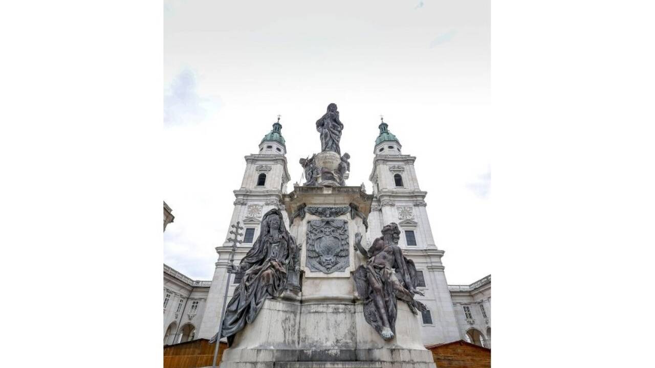 Die Mariensäule vor dem Salzburger Dom, ins Bild gerückt von SN-Fotograf Robert Ratzer. 