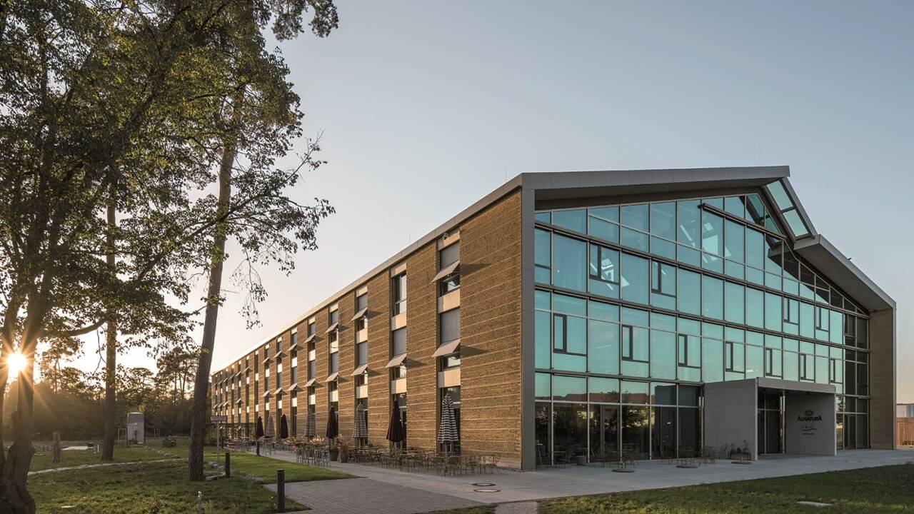 Die Außenfassade des Alnatura-Campus in Darmstadt wurde aus Stampflehm gefertigt. 