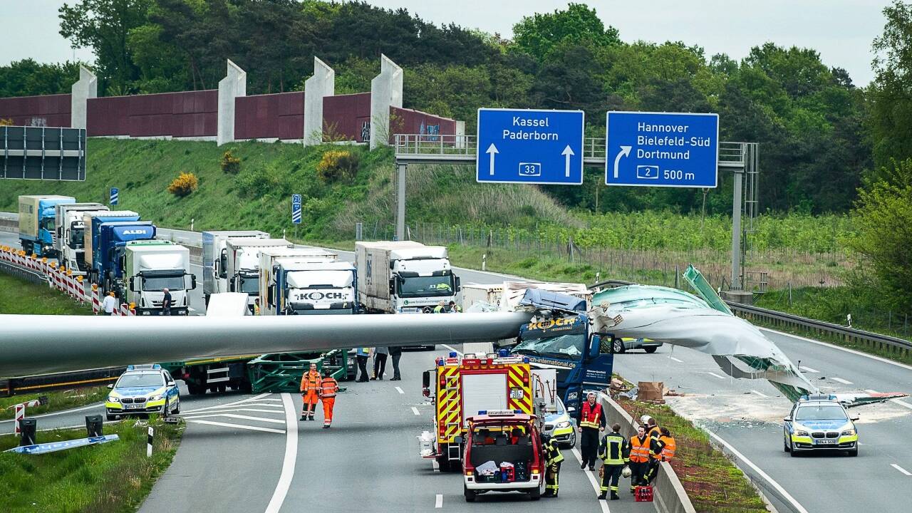Ein Windradflügel liegt am 16.05.2017 nach einem Unfall auf der Autobahn 33 bei Bielefeld (Nordrhein-Westfalen). 