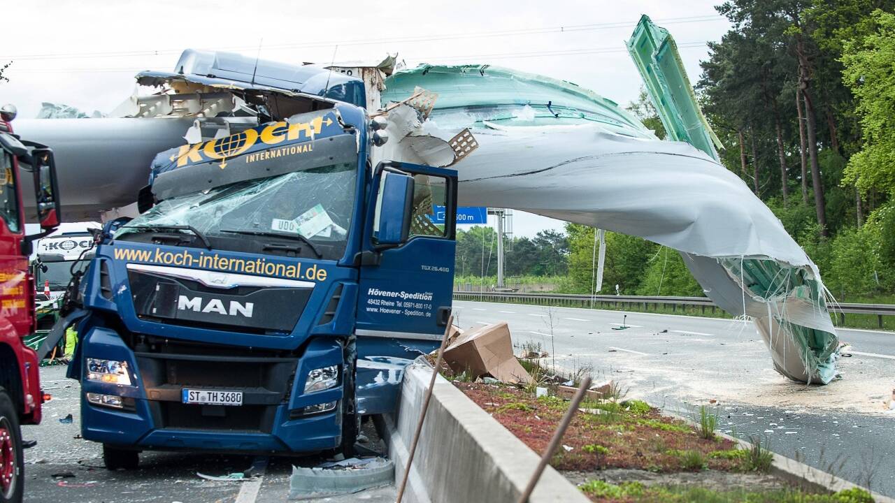 Ein Windradflügel liegt am 16.05.2017 nach einem Unfall auf der Autobahn 33 bei Bielefeld (Nordrhein-Westfalen). 