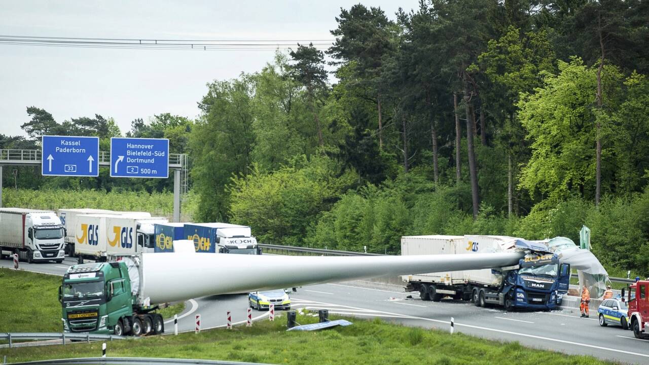 Ein Windradflügel liegt am 16.05.2017 nach einem Unfall auf der Autobahn 33 bei Bielefeld (Nordrhein-Westfalen). 