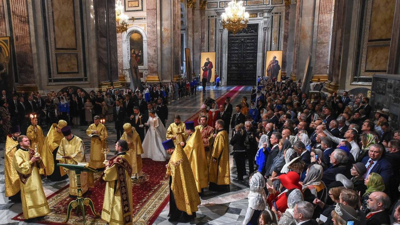 Das Brautpaar in der Kirche in St. Petersburg.   Das Brautpaar in der Kirche in St. Petersburg.