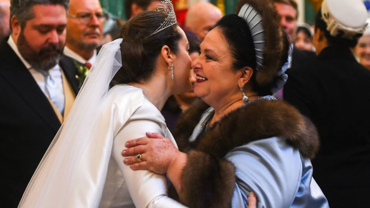 Schwiegermutter Maria Vladimirovna gratuliert der Braut.  Schwiegermutter Maria Vladimirovna gratuliert der Braut.