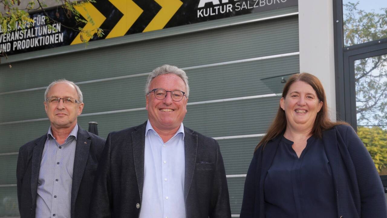 Peter Gutschner (Referatsleiter Kultur und Wissenschaft), LH-Stv. Heinrich Schellhorn und GF Daniela Gmachl (ARGEkultur) bei der Präsentation der Fair Pay-Umsetzung für Salzburgs Kulturschaffende. 
