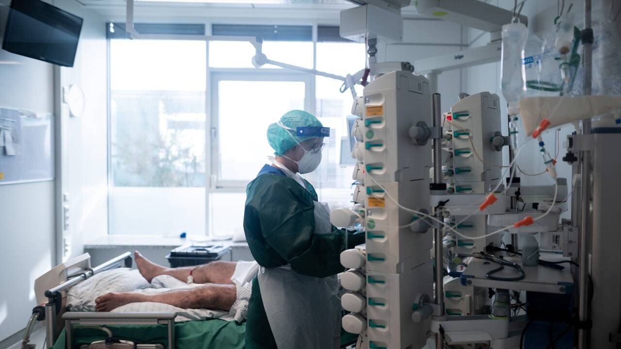 Die Coronapandemie hat die Arbeitsbedingungen für Pflegekräfte weiter verschärft.  