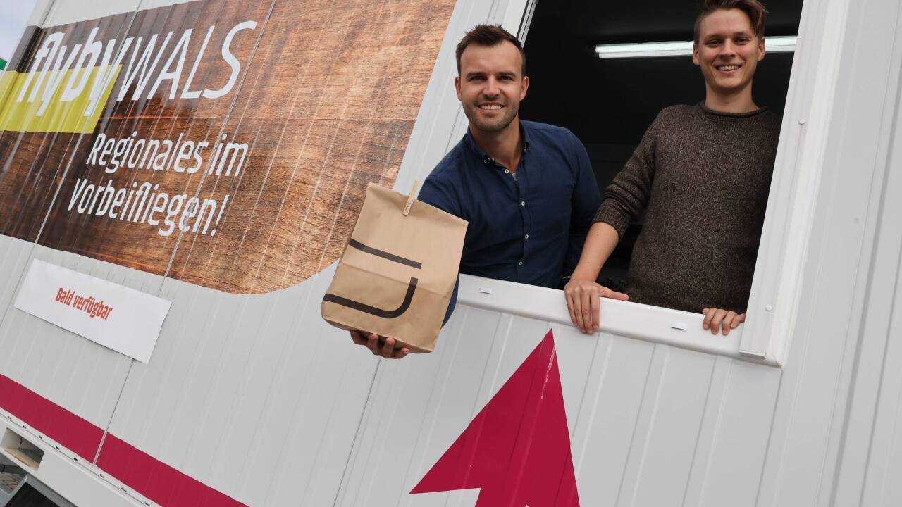 Alexander Planitzer und Martin Macheiner beim Flyby-Container in Wals-Himmelreich. Alexander Planitzer und Martin Macheiner beim Flyby-Container in Wals-Himmelreich.