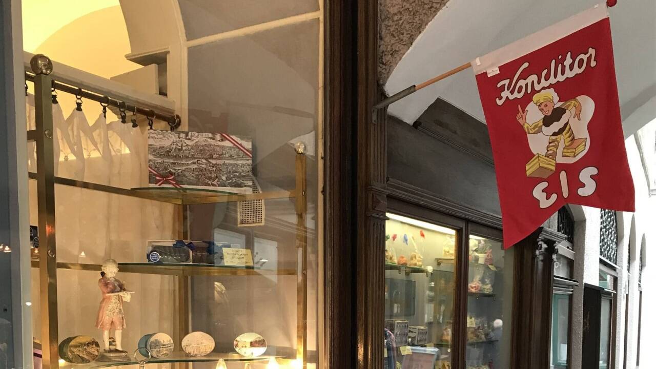 Caféhaus im Schatz-Durchhaus. 