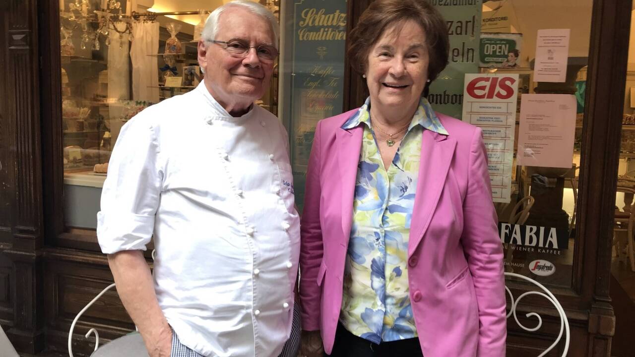 Helene und Erich Winkler vor ihrem Café. 