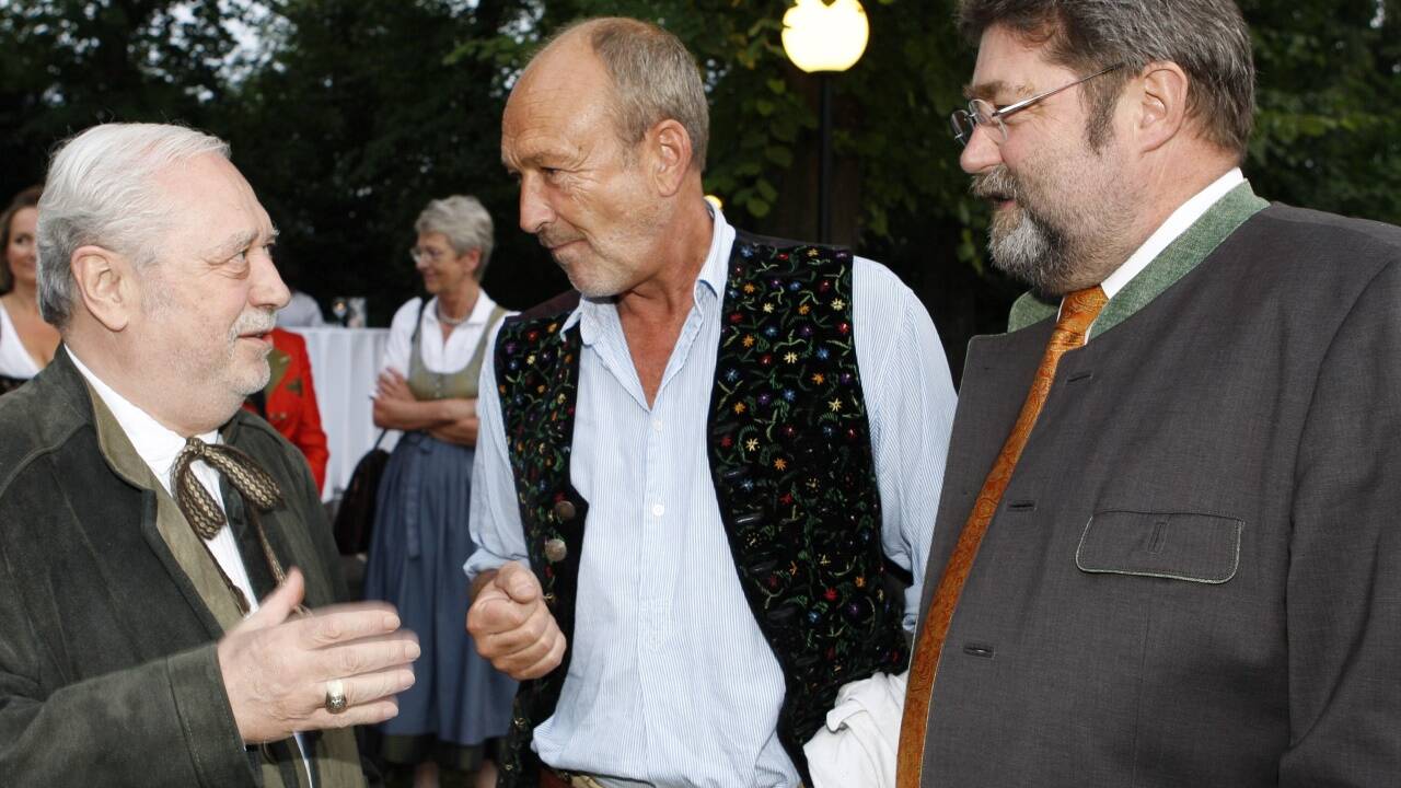 Beim Ausstellerabend im Kavalierhaus Kleßheim anlässlich der Messe Tracht & Country im August 2008: Arnold Henhapl mit Schauspieler Miguel Herz-Kestranek (Mitte) und dem damaligen Messe-Geschäftsführer Johann Jungreithmair. 