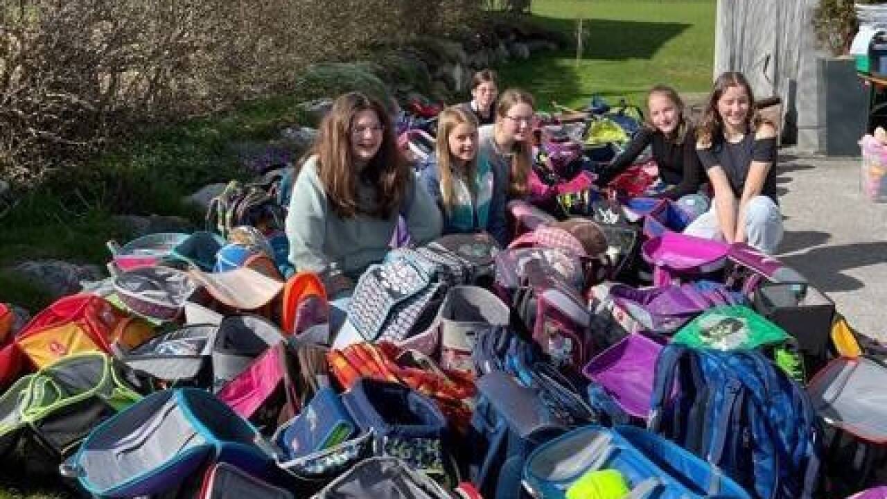 Die Mädels der Firmgruppe von Carina Schlager mit den gesammelten Schultaschen. Die Mädels der Firmgruppe von Carina Schlager mit den gesammelten Schultaschen.