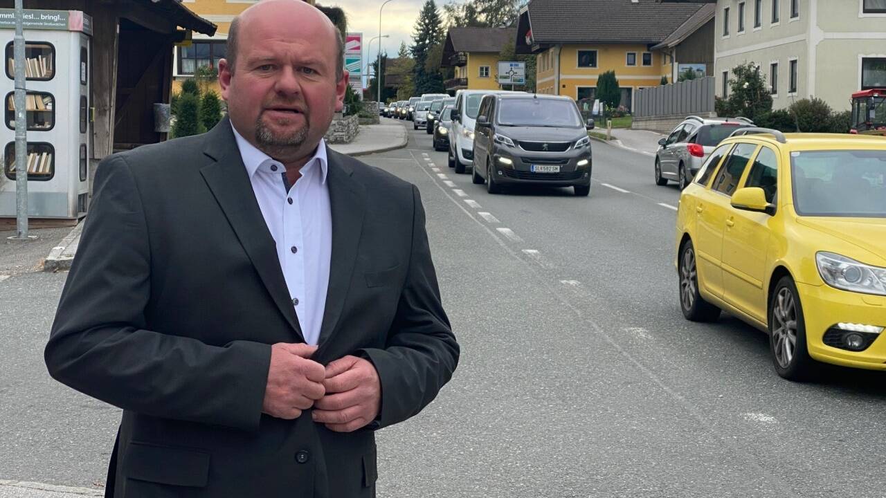 Gemeinderat Robert Lugstein lebt und arbeitet in Steindorf und bekommt die täglichen Staus hautnah mit.  